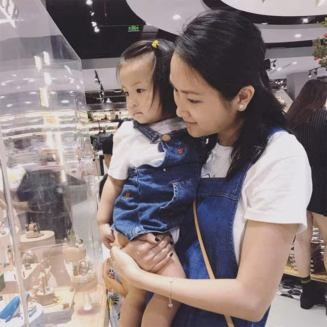 Yến Phương cho biết, với việc lấy chồng là người của công chúng, thường xuyên đi diễn xa nhà, cô không ít lần chạnh lòng khi trải qua chuỗi ngày một mình ở nhà chăm con.