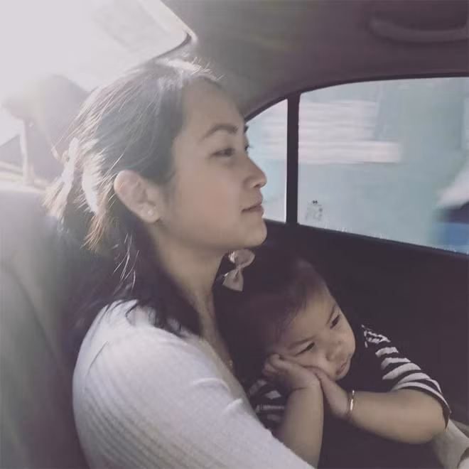 Vợ Lam Tường tâm sự, có những hôm chăm con đến tận tối khuya, cả người mệt nhoài, cô chỉ biết nằm mơ mang, mong sao có bóng dáng của Lam Trường ở đó để nói với anh rằng: “Ba ơi, ba đút cơm cho con dùm mẹ, mẹ mệt quá không dậy nổi”.