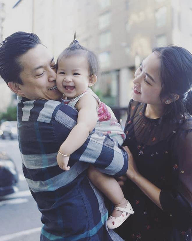 “Ngày lễ, sinh nhật mẹ, kỉ niệm hay ngày Tết, ba sẽ luôn ưu tiên cho những show diễn. Mẹ đôi khi ước ba chỉ làm công việc bình thuong để có nhiều thời gian bên cạnh mẹ con mình. Đôi khi mẹ tủi thân vì căn nhà rộng lớn ngập tràn tình yêu của mẹ con mình, nhưng lại thiếu vắng ba để cùng chia sẻ. Vì ba bận mưu sinh, ba miệt mài với những chuyến bay đi về và nặng đầu với những chiến lược mới trong công việc. Ba còn phải ở lại để chăm bà Nội... Ba cũng rất mệt và cô đơn như mẹ con mình”, Yến Phương chia sẻ.