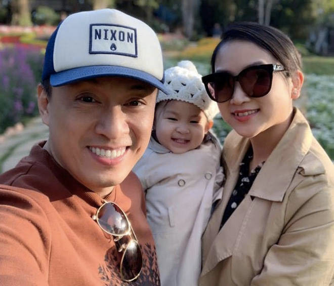 Dù vậy, Yến Phương vẫn không than trách chồng mà chỉ biết cố gắng chăm con thật tốt để Lam Trường yên tâm làm việc. Cô chỉ muốn dành tình yêu âm thầm cho ông xã theo cách riêng của mình.