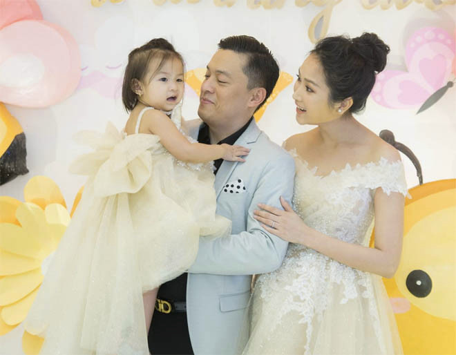 Được biết, thời gian này, Lam Trường vừa đưa vợ con về Việt Nam để thăm gia đình nhà nội, cũng như tận hưởng quãng thời gian hạnh phúc ở quê nhà. Cặp đôi vừa cùng nhau kỷ niệm 9 năm yêu vào đầu tháng 4 và có chuyến du lịch ngắn ngày tại Đà Nẵng. Dù cách nhau 17 tuổi, nhưng anh Hai cho biết, bà xã 9x của anh rất hiểu chuyện và có suy nghĩ trưởng thành. Cặp đôi kết hôn vào tháng 11/2014 và có với nhau một bé gái. Trước khi về chung một nhà, Yến Phương và giọng ca Tình thôi xót xađã bên nhau 4 năm. Lam Trường từng tiết lộ Yến Phương là khán giả hâm mộ anh từ nhỏ. Họ từng gặp nhau lần đầu khi cô mới 7-8 tuổi.