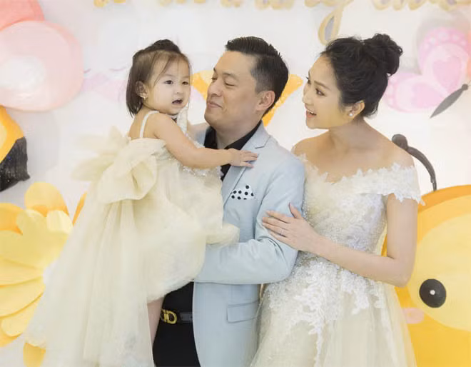 Được biết, thời gian này, Lam Trường vừa đưa vợ con về Việt Nam để thăm gia đình nhà nội, cũng như tận hưởng quãng thời gian hạnh phúc ở quê nhà. Cặp đôi vừa cùng nhau kỷ niệm 9 năm yêu vào đầu tháng 4 và có chuyến du lịch ngắn ngày tại Đà Nẵng. Dù cách nhau 17 tuổi, nhưng anh Hai cho biết, bà xã 9x của anh rất hiểu chuyện và có suy nghĩ trưởng thành. Cặp đôi kết hôn vào tháng 11/2014 và có với nhau một bé gái. Trước khi về chung một nhà, Yến Phương và giọng ca Tình thôi xót xađã bên nhau 4 năm. Lam Trường từng tiết lộ Yến Phương là khán giả hâm mộ anh từ nhỏ. Họ từng gặp nhau lần đầu khi cô mới 7-8 tuổi.