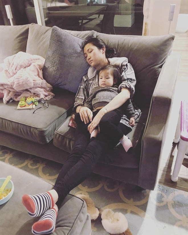 Mới đây, Yến Phương – bà xã 9x của Lam Trường đã khiến nhiều khán giả chú ý khi chia sẻ bức ảnh mệt nhoài, ngủ gật trong lúc một mình chăm con ở Mỹ. Hình ảnh này đã thu hút gần 1.500 lượt thích, cùng hàng trăm lượt bình luận đến từ khán giả, đặc biệt là fan hâm mộ anh Hai.