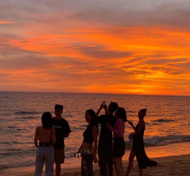 Không chỉ Hà Trúc, Teelay Ý Nhi cùng nhóm 42 The Hood cũng dừng chân ở nơi được mệnh danh là Đảo Ngọc. Hội bạn thân Sài Gòn là tập hợp những bạn trẻ kinh doanh giỏi, có gu, đặc biệt trong số đó còn có nhiều cái tên nổi tiếng như Chic Babe (Ngô Hoàng Thanh Vy), Louis Hà (Hà Mỹ Ngân)...