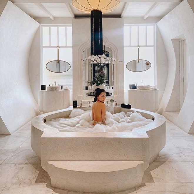 Hot girl, travel blogger Hà Trúc chọn Phú Quốc là nơi dừng vào dịp nghỉ lễ 30/4. Cô được mọi người biết đến qua các bức ảnh check-in du lịch sang chảnh cùng bạn thân Ngô Tuấn Phát (Monsimi).