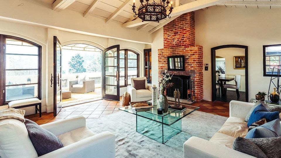 Biệt thự rộng khoảng 310 m2 với 4 phòng ngủ, 4 phòng tắm với những đường nét mang hơi thở Tây Ban Nha điểm xuyến. Trong ảnh là phòng khách với đèn chùm rực rỡ. Ảnh: Coldwell Banker Residential Brokerage.