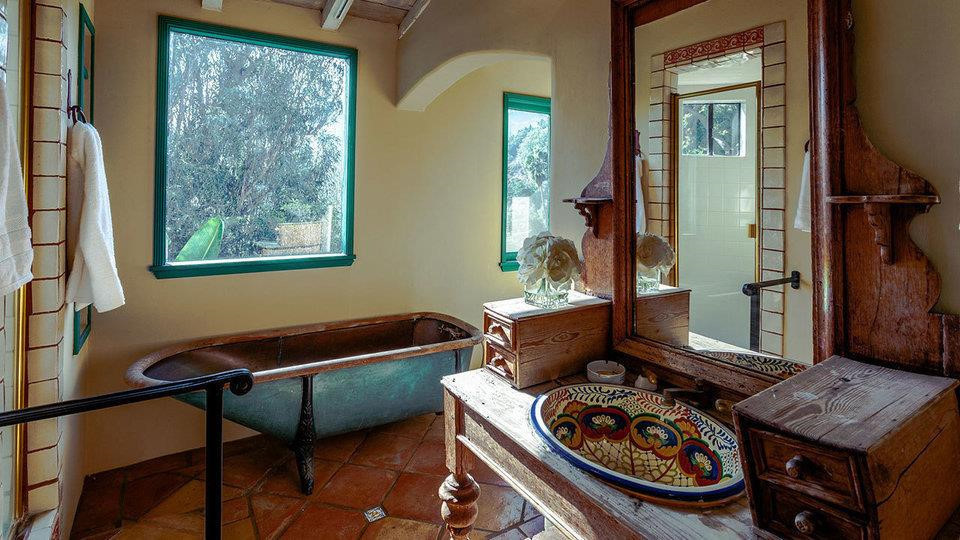 Một phòng tắm khác với bồn ngâm cổ điển. Ảnh: Pete Chung.