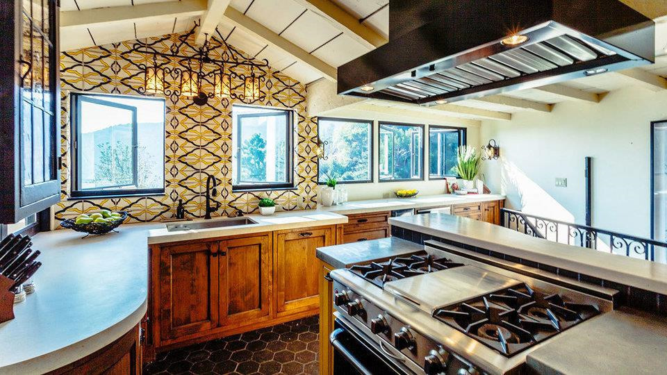 Tường nhà bếp được ốp gạch màu lộng lẫy. Ảnh: Pete Chung.