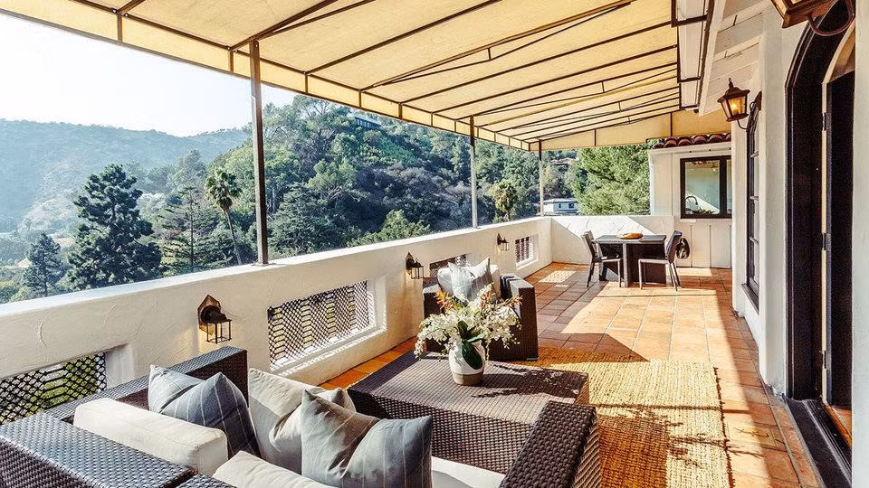 Cánh cửa mang phong cách Pháp từ phòng khách dẫn ra một ban công được lát bằng gạch nung để đón nắng với tầm nhìn toàn cảnh hẻm núi. Ảnh: Pete Chung.