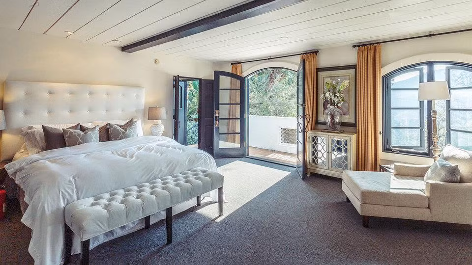 Phòng ngủ chính cũng có cánh cửa mang phong cách Pháp dẫn ra sân thượng. Ảnh: Pete Chung.