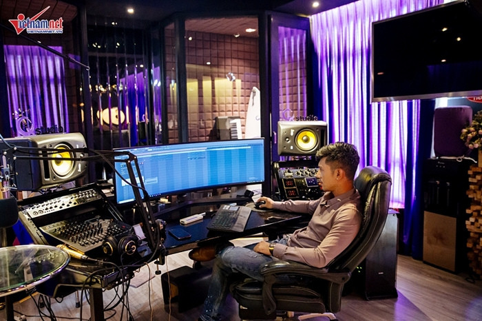 Nếu như micro là trái tim thì dàn máy này là đầu não của Q Studio. Trong ảnh, Lương Bằng Quang hào hứng khoe với VietNamNet cách anh viết một ca khúc bằng công nghệ cao với dàn thiết bị điện tử hiện đại như thế nào. Ngoài ra, tất cả thông tin khóa học và học viên đều lưu trữ và quản lý trong máy này. Trong vòng chưa đến 2 năm, nam nhạc sĩ tự hào khi có đến gần 30 nghìn học viên đăng ký học, ‘bỏ túi’ 6 tỷ đồng dù anh không chạy quảng cáo quá nhiều. Điều anh vui nhất chính là nhiều học viên đã có thể tự kiếm sống bằng ca hát, viết nhạc sau khi học mình.