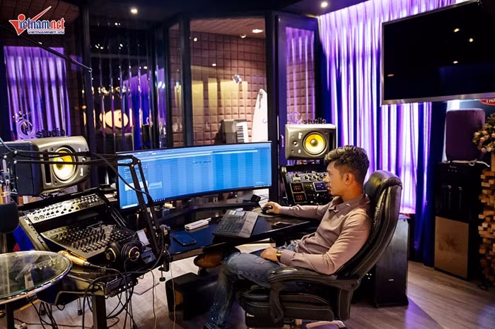 Nếu như micro là trái tim thì dàn máy này là đầu não của Q Studio. Trong ảnh, Lương Bằng Quang hào hứng khoe với VietNamNet cách anh viết một ca khúc bằng công nghệ cao với dàn thiết bị điện tử hiện đại như thế nào. Ngoài ra, tất cả thông tin khóa học và học viên đều lưu trữ và quản lý trong máy này. Trong vòng chưa đến 2 năm, nam nhạc sĩ tự hào khi có đến gần 30 nghìn học viên đăng ký học, ‘bỏ túi’ 6 tỷ đồng dù anh không chạy quảng cáo quá nhiều. Điều anh vui nhất chính là nhiều học viên đã có thể tự kiếm sống bằng ca hát, viết nhạc sau khi học mình.