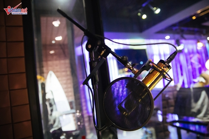 Chiếc micro Manley bằng vàng này được Lương Bằng Quang gọi là “trái tim của studio”, chuyên trị những giọng nhiều ‘hạt’ (hay giọng khào) như kiểu giọng Đàm Vĩnh Hưng. Trên thế giới, những huyền thoại như Michael Jackson hay Britney Spears đều từng thu âm bài hát bằng chiếc micro này.