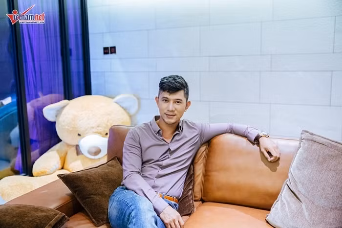 Lương Bằng Quang hào hứng khoe bộ sofa bằng da bò 100%. Trong tủ đồ của mình, anh cũng có rất nhiều giày, thắt lưng, túi xách… bằng da bò.