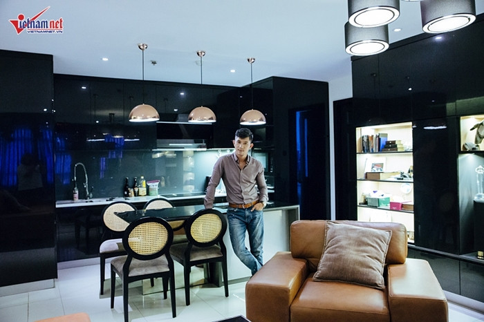 Góc bếp gọn gàng, tiện nghi và khá đơn giản trong nhà của người đàn ông chưa có vợ con.