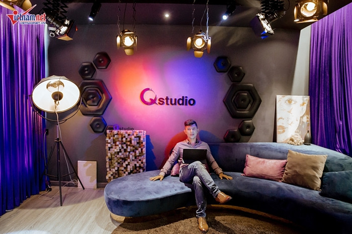 Q Studio gây ấn tượng với nhiều đèn và sắc tím bắt mắt. Studio này là nơi Lương Bằng Quang làm việc, từ dạy nhạc online, sáng tác đến thu âm.