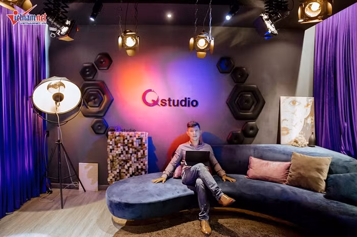 Q Studio gây ấn tượng với nhiều đèn và sắc tím bắt mắt. Studio này là nơi Lương Bằng Quang làm việc, từ dạy nhạc online, sáng tác đến thu âm.