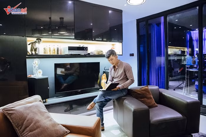 Toàn cảnh phòng khách trong căn hộ của Lương Bằng Quang. Trái với nhiều nghệ sĩ thích màu vàng, trắng sang trọng, cổ điển thì Lương Bằng Quang thích nhà mình mang không khí như những bộ phim Mỹ kiểu James Bond. Nam nhạc sĩ than thở mua TV xong rồi để đó vì không có thời gian xem.