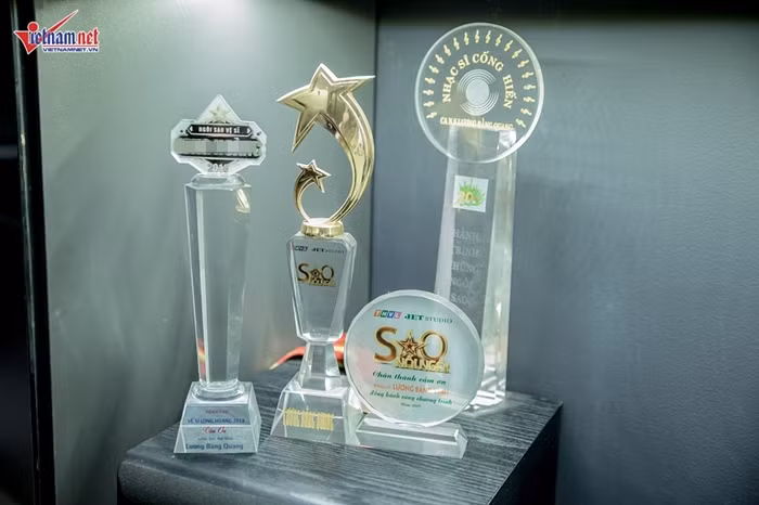 Góc kỷ niệm chương các chương trình, đối tác gửi tặng nam nhạc sĩ sau khi làm việc chung.