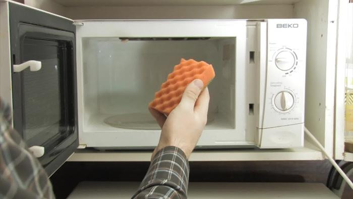 Cho bát nước vào trong lò vi sóng khoảng 1 phút đến khi thấy bốc hơi bên trong lò. Dùng giẻ ướt lau sạch bên trong lò sẽ là thao tác cuối cùng.