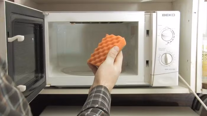 Cho bát nước vào trong lò vi sóng khoảng 1 phút đến khi thấy bốc hơi bên trong lò. Dùng giẻ ướt lau sạch bên trong lò sẽ là thao tác cuối cùng.