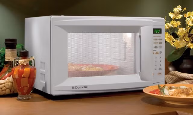 3. Nước rửa chén: Đổ nước ấm vào bát thủy tinh rồi cho vài giọt nước rửa chén. Nếu muốn khử mùi thức ăn còn sót lại thì có thể cho thêm vài thìa baking soda vào tô nước.