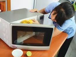 2. Chanh: Cắt nửa quả chanh rồi đặt úp mặt xuống trên đĩa, đổ thêm một muỗng nước. Cho đĩa chanh vào lò vi sóng trong khoảng 1 phút, đến khi trái chanh nóng lên và có xuất hiện hơi nước trong lò.