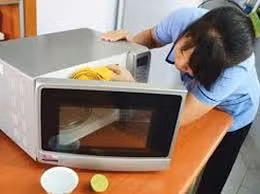 2. Chanh: Cắt nửa quả chanh rồi đặt úp mặt xuống trên đĩa, đổ thêm một muỗng nước. Cho đĩa chanh vào lò vi sóng trong khoảng 1 phút, đến khi trái chanh nóng lên và có xuất hiện hơi nước trong lò.