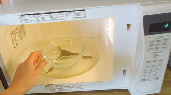 Sau đó, dùng một chiếc giẻ khô để lau sạch dầu mỡ, thực phẩm. Lấy chiếc bàn xoay thủy tinh trong lò vi sóng và rửa bằng nước rửa chén như bình thường. Cẩn thận chùi kĩ cả 4 phía thành lò vì thức ăn thường bị văng và dính lên phía trên thành lò.