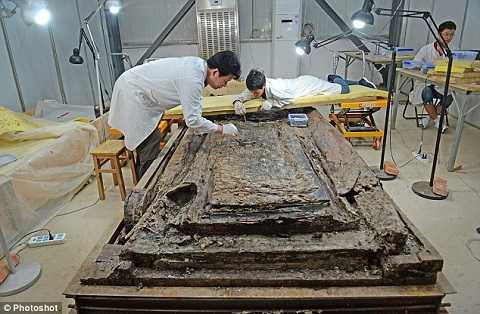 Các nhà khảo cổ đã phát hiện một cỗ quan tài của vị vua Liu He từ năm 74 TCN .