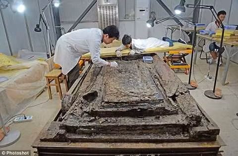 Các nhà khảo cổ đã phát hiện một cỗ quan tài của vị vua Liu He từ năm 74 TCN . Các nhà khảo cổ đã phát hiện một cỗ quan tài của vị vua Liu He từ năm 74 TCN .