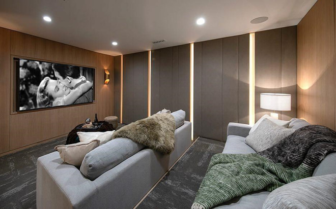 Justin Bieber dành một phòng được thiết kế như rạp chiếu phim thu nhỏ, với hai chiếc ghế sofa màu trung tính, có kích thước lớn. Gian phòng trang bị tivi vừa đủ cho hai người xem.