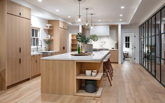 Tương tự các không gian khác trong biệt thự, nhà bếp khá rộng rãi, có thể bày biện để mời bạn bè đến tụ tập ăn uống. Hailey Bieber chưa bao giờ chia sẻ việc cô biết nấu ăn trên báo chí. Song với việc tậu căn hộ mới, người hâm mộ hy vọng chân dài 22 tuổi sẽ dành thời gian nấu nướng cho chồng Bieber.