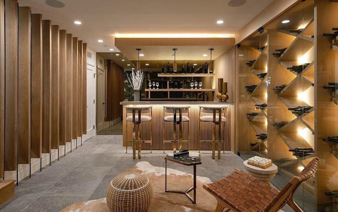 Khu vực quầy bar mini trong ngôi hàng triệu USD cũng gây chú ý. Ở đây, ca sĩ Baby trang trí không gian bằng những tấm gỗ lớn, có ngăn tủ để trưng bày rượu quý. Gam màu nâu của căn phòng tạo cảm giác ấm áp cho người nhìn.