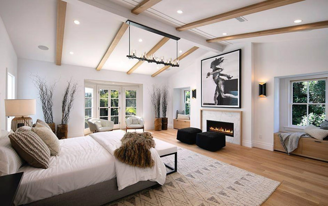 Phòng ngủ của vợ chồng Bieber có diện tích lớn trong ngôi nhà. Ngoại trừ sắc vàng từ sàn gỗ, gam màu trắng chiếm đa số trong phòng từ thảm trải, ga giường đến tranh treo tường.