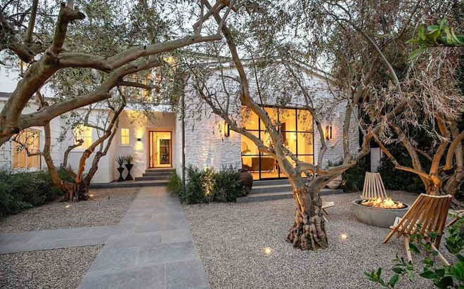 Mới đây, tờ The Blast đưa tin ca sĩ Justin Bieber đã tậu căn biệt thự trị giá 8,5 triệu USD ở Beverly Hills, California, Mỹ. Đây được cho là cơ ngơi mới của anh và vợ Hailey sau nhiều năm giọng ca As long as you love me ở nhà thuê, khách sạn đắt tiền.