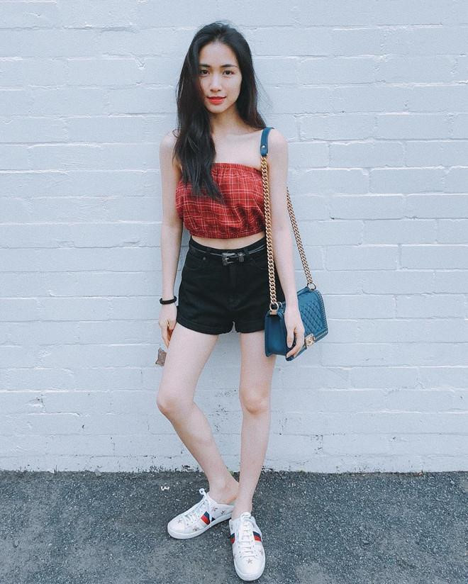 Sự khoẻ khắn, trẻ trung đến từ việc lựa chọn những mẫu quần shorts, áo crop top phù hợp với thời tiết oi bức của mùa hè. Tuy nhiên, Hòa Minzy luôn kết hợp nhiều phụ kiện hàng hiệu đắt tiền trên mỗi set đồ.