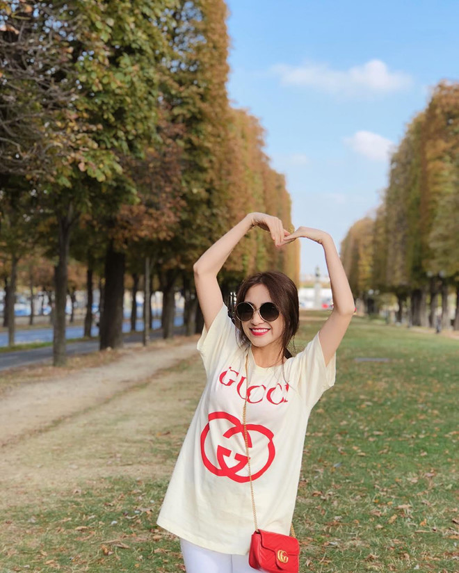 Nữ ca sĩ sành điệu với những trang phục, phụ kiện hợp mốt. Sự đồng điệu màu sắc giữa họa tiết trên áo thun và túi xách trở thành điểm nổi bật của set đồ. Sự cập nhật xu hướng, tiết chế bản thân đã giúp 9X thoát khỏi mác thảm họa. Trẻ trung, năng động chính là phong cách thời trang hiện tại của cô.