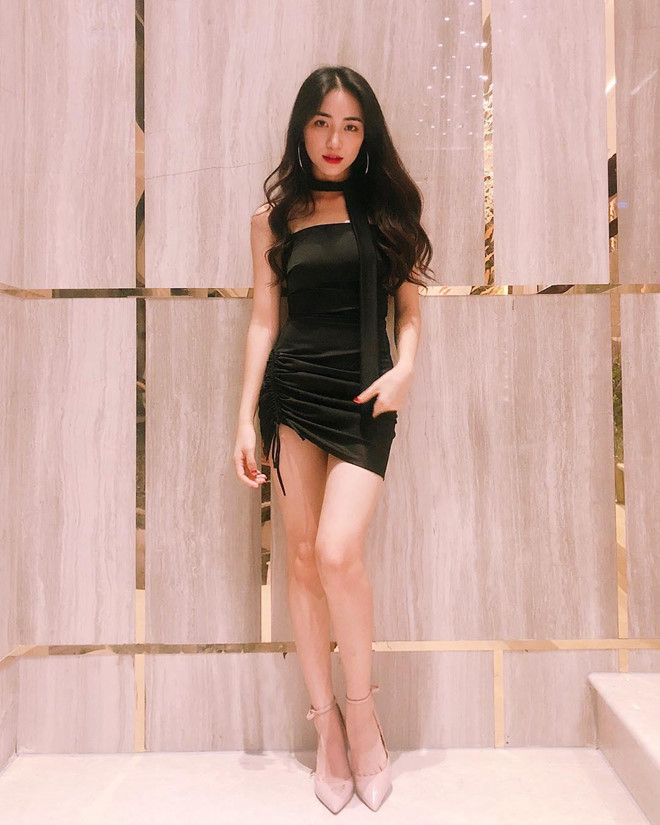 Hiểu rõ ưu điểm về hình thể, Hòa Minzy cũng chuộng kiểu váy ôm sát khoe đường cong nóng bỏng và đôi chân thon thả. Ca khúc Chỉ là tình cờ là sản phẩm mới nhất của Hòa Minzy. Bài hát được khán giả đánh giá cao bởi ca từ đẹp và giai điệu buồn man mác.