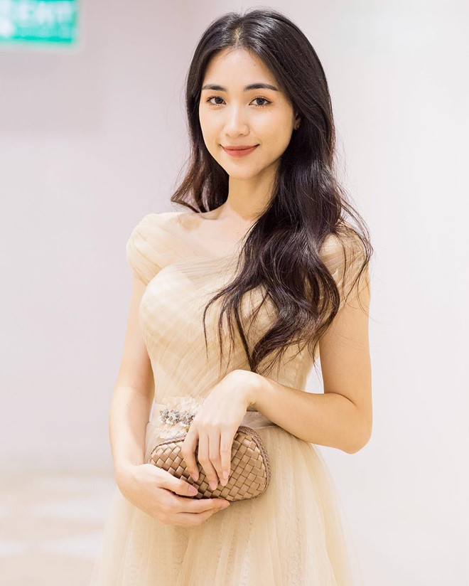 Những mẫu váy xuyên thấu nhẹ nhàng, thêu họa tiết được Hòa Minzy ưa chuộng khi tham dự các sự kiện thảm đỏ. Cô đã biết cách lựa chọn trang phục phù hợp với hoàn cảnh.