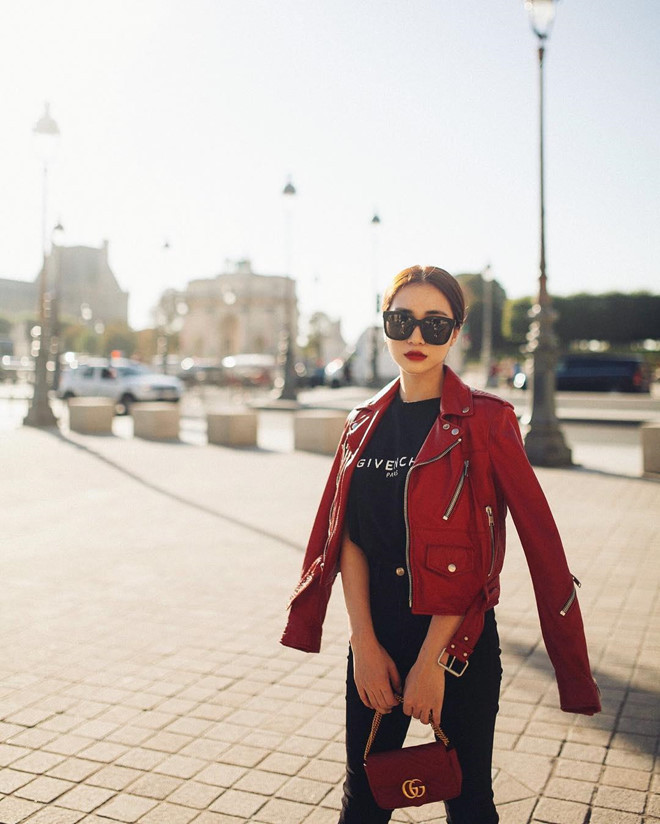 Người đẹp cá tính trong những bộ cánh tông đen tinh tế. Cô ưa chuộng kiểu dáng áo thun in logo thương hiệu để thể hiện vẻ sành điệu của bản thân. Thiết kế của Givenchy có giá khoảng 570 USD.