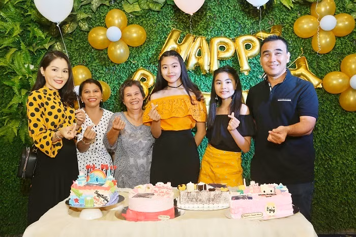 Hình ảnh vui vẻ đầy hạnh phúc của gia đình MC Quyền Linh.