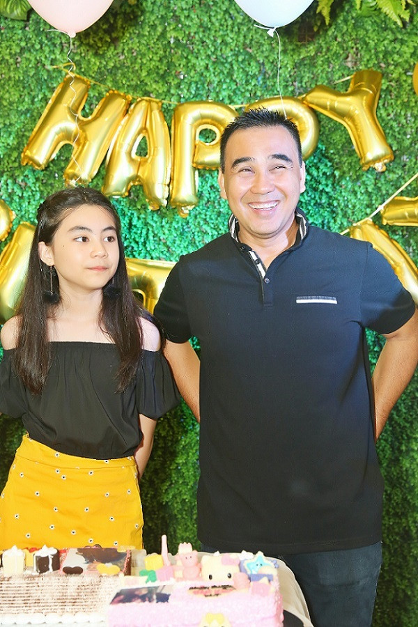 MC Quyền Linh gửi lời cảm ơn đến tất cả mọi người và tỏ ra vui mừng khi được em trai tổ chức sinh nhật cho mình và bé Hạt Dẻ. Anh chia sẻ rằng đây là một trong những sinh nhật có ý nghĩa đối với anh.