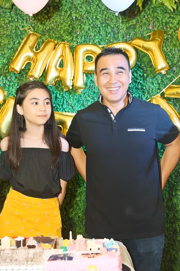 MC Quyền Linh gửi lời cảm ơn đến tất cả mọi người và tỏ ra vui mừng khi được em trai tổ chức sinh nhật cho mình và bé Hạt Dẻ. Anh chia sẻ rằng đây là một trong những sinh nhật có ý nghĩa đối với anh.