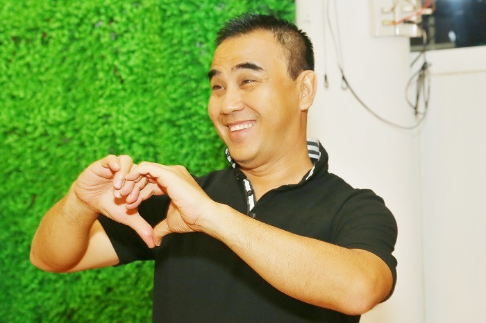 Quyền Linh cười rạng rỡ, hạnh phúc khi được em trai bất ngờ tổ chức sinh nhật.