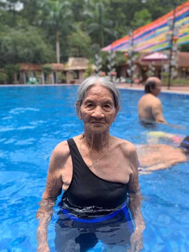 Xuyt xoa cu ba U90 khoe manh, tu tin dien do tam o ho boi