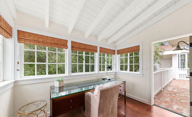 Một góc làm việc thoáng đãng cùng không gian sáng tạo, rất lý tưởng cho những người hoạt động trong lĩnh vực nghệ thuật.