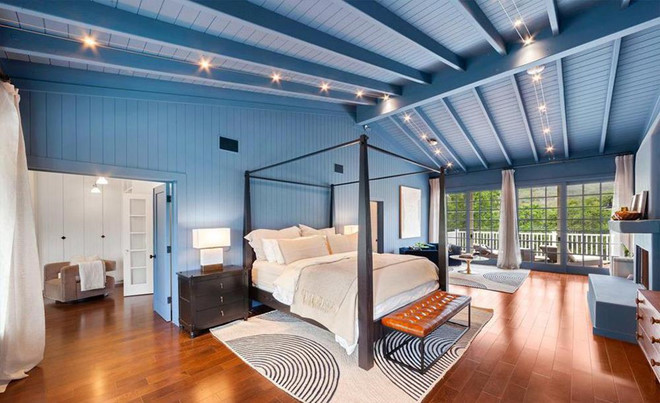 Phòng ngủ chính rộng lớn nằm ở tầng 2 căn biệt thự với tông màu xanh denim độc đáo, rực rỡ, bắt mắt. Cánh cửa mang phong cách Pháp mở ra ban công, đem đến một không gian riêng tư cho gia chủ tận hưởng sự bình yên.