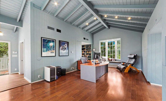 Khu vực làm việc, đọc sách được thiết kế độc đáo trên tầng áp mái.