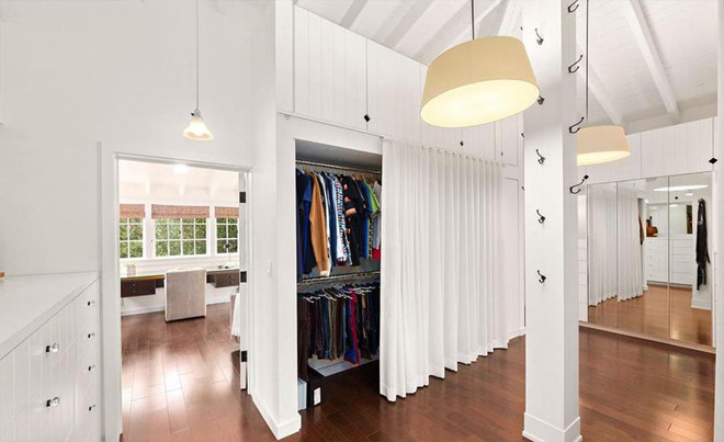 Phòng thay đồ cùng tủ chứa quần áo được bài trí, sắp xếp theo phong cách tối giản với tông màu trắng chủ đạo.